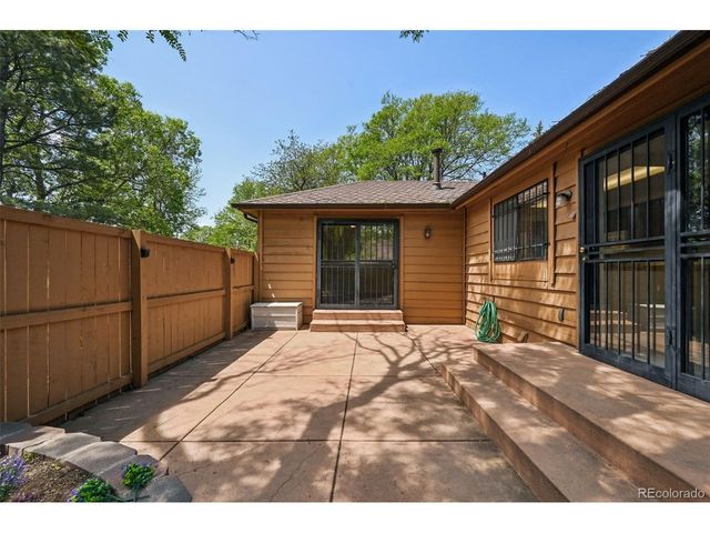82 S Eagle Cir, Aurora, CO 80012