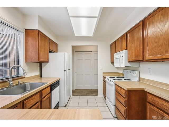 82 S Eagle Cir, Aurora, CO 80012