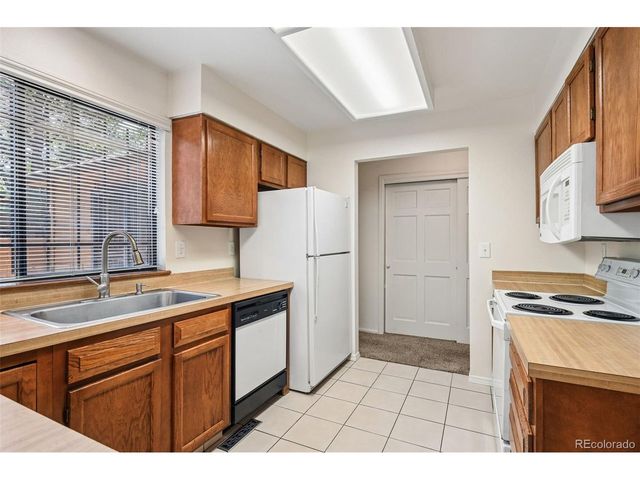 82 S Eagle Cir, Aurora, CO 80012