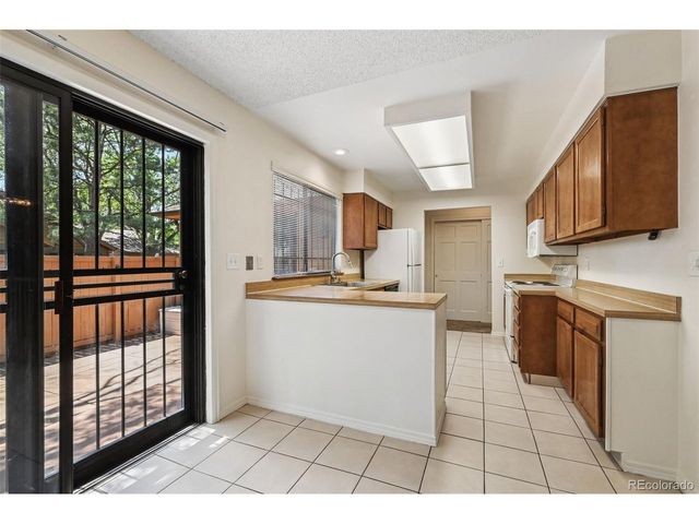 82 S Eagle Cir, Aurora, CO 80012