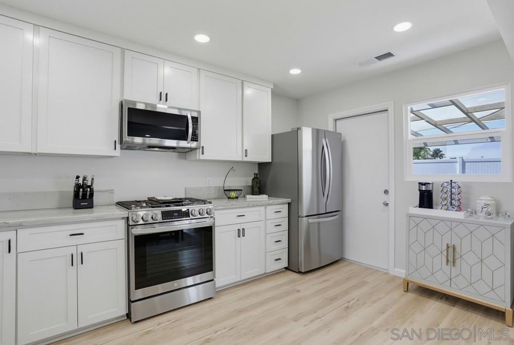 Image 10 of property listing at 2718 Powhatan Ave., San Diego, CA 92117