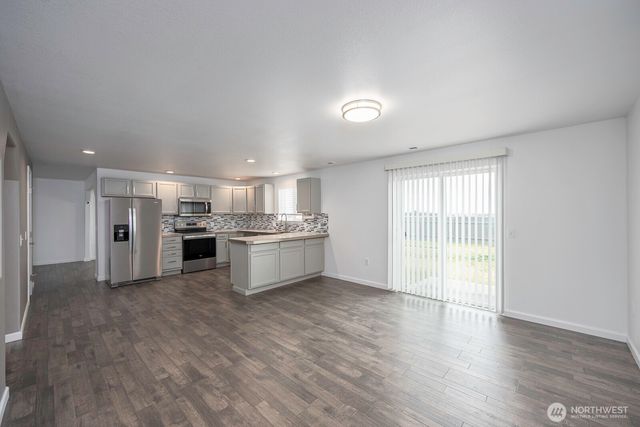 1516 S Husky Dr, Moses Lake, WA 98837