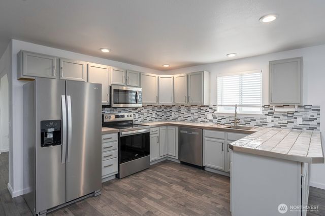 1516 S Husky Dr, Moses Lake, WA 98837