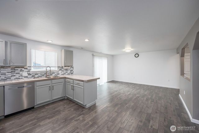 1516 S Husky Dr, Moses Lake, WA 98837