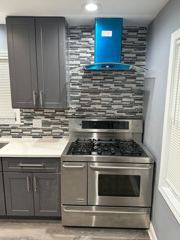 8201 S Homan Avenue, Chicago, IL 60652