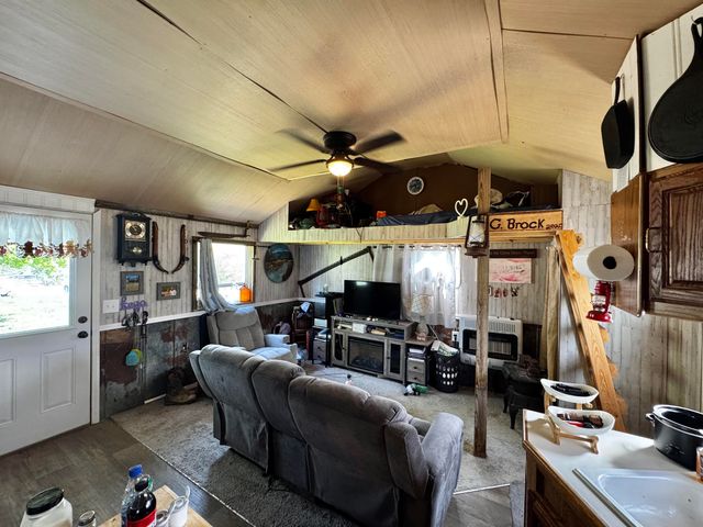 6895 Kentucky 643, Crab Orchard, KY 40419