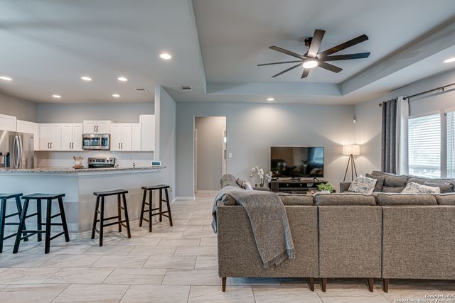 185 BROKEN STAR TRL, Poteet, TX 78065