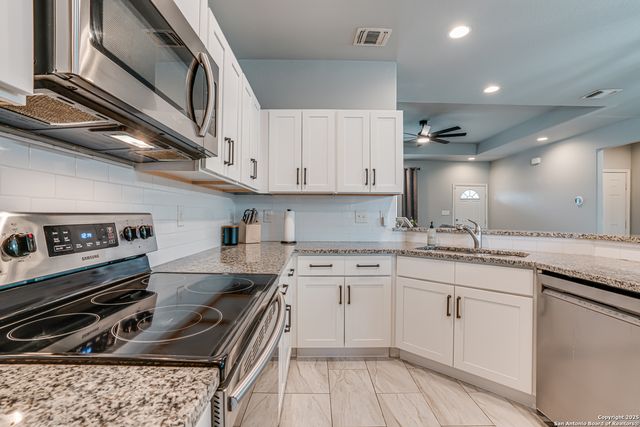 185 BROKEN STAR TRL, Poteet, TX 78065