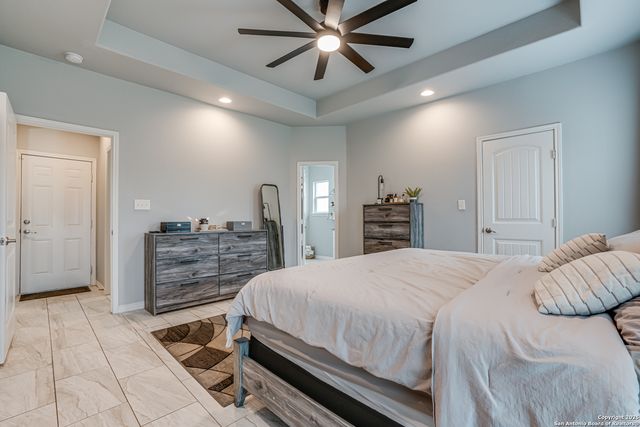 185 BROKEN STAR TRL, Poteet, TX 78065