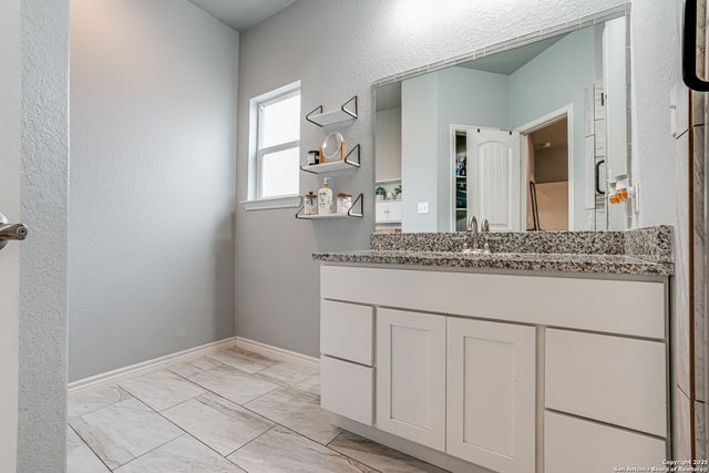 185 BROKEN STAR TRL, Poteet, TX 78065