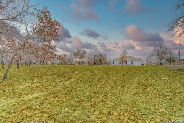 185 BROKEN STAR TRL, Poteet, TX 78065