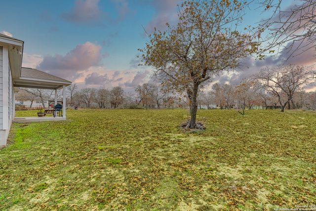 185 BROKEN STAR TRL, Poteet, TX 78065