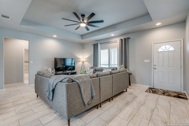 185 BROKEN STAR TRL, Poteet, TX 78065