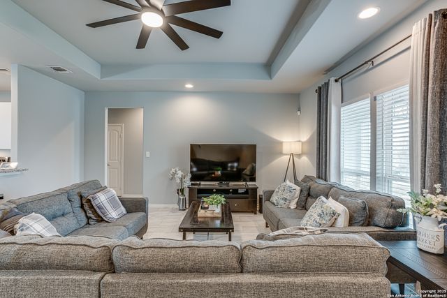 185 BROKEN STAR TRL, Poteet, TX 78065