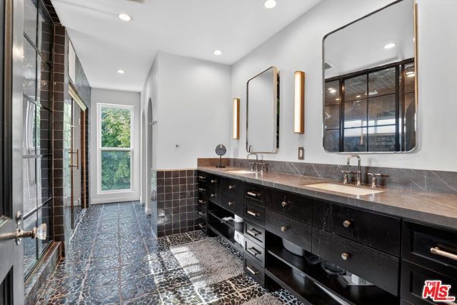 10749 Weyburn Avenue, Los Angeles, CA 90024