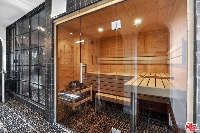 10749 Weyburn Avenue, Los Angeles, CA 90024