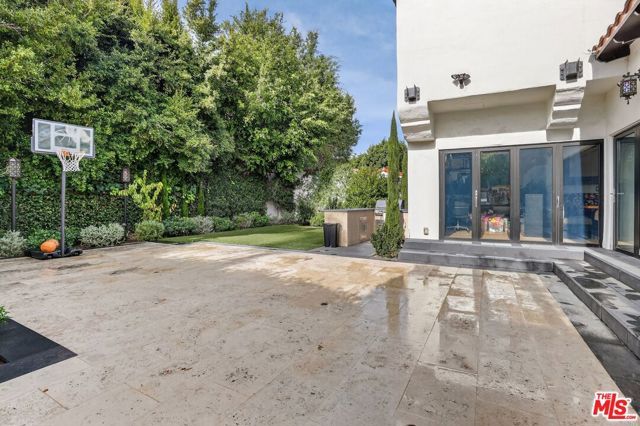 10749 Weyburn Avenue, Los Angeles, CA 90024