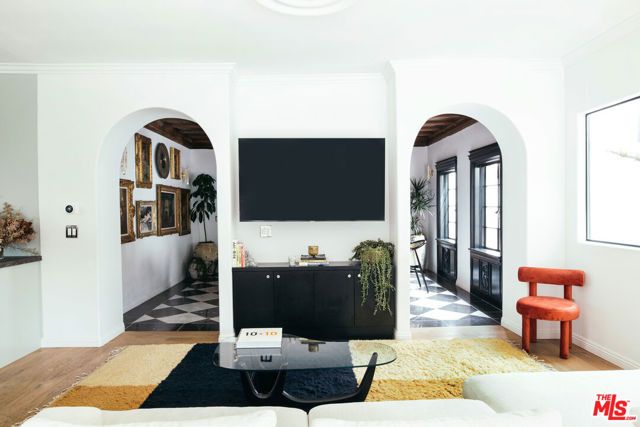 10749 Weyburn Avenue, Los Angeles, CA 90024