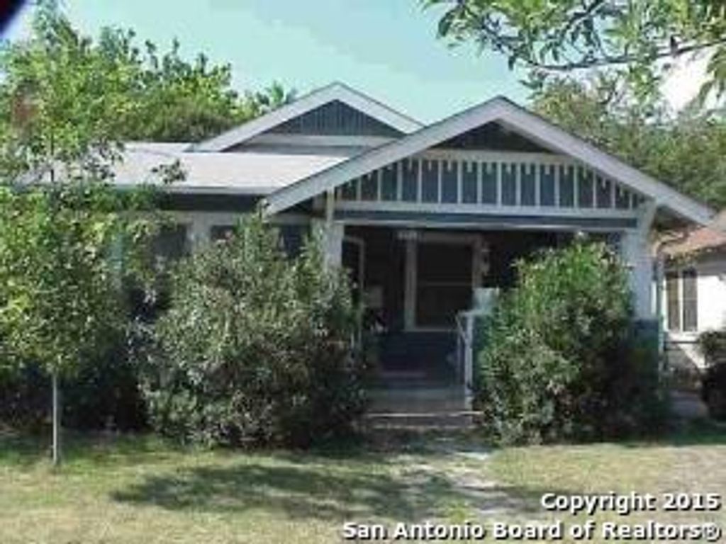 1121 W AGARITA AVE, San Antonio, TX 78201