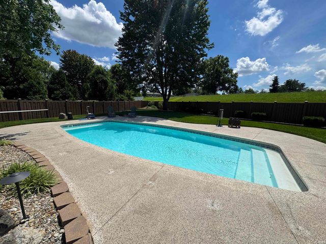 6100 Pebble Stone Drive, Evansville, IN 47715