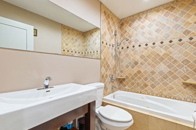 850 Silverwood Court, Lake Zurich, IL 60047
