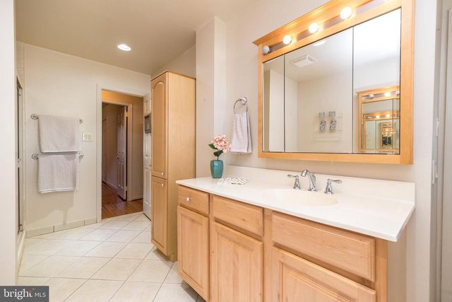 7 VERA LN, Conshohocken, PA 19428