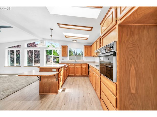 662 LOCHAVEN Ave, Springfield, OR 97477