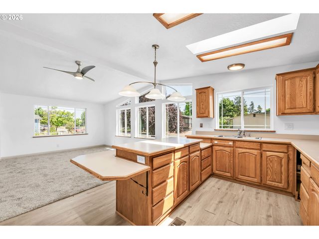 662 LOCHAVEN Ave, Springfield, OR 97477