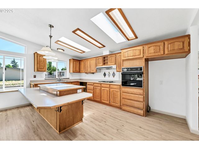 662 LOCHAVEN Ave, Springfield, OR 97477
