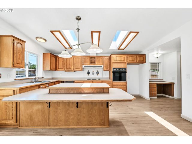 662 LOCHAVEN Ave, Springfield, OR 97477