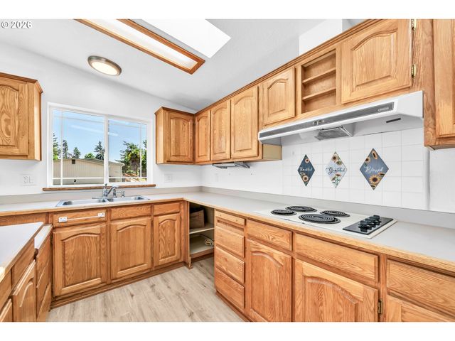 662 LOCHAVEN Ave, Springfield, OR 97477