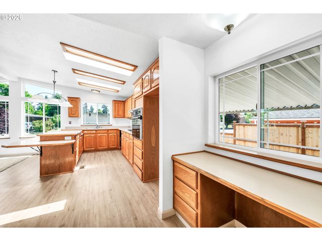 662 LOCHAVEN Ave, Springfield, OR 97477