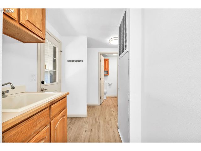 662 LOCHAVEN Ave, Springfield, OR 97477