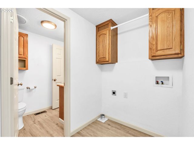 662 LOCHAVEN Ave, Springfield, OR 97477