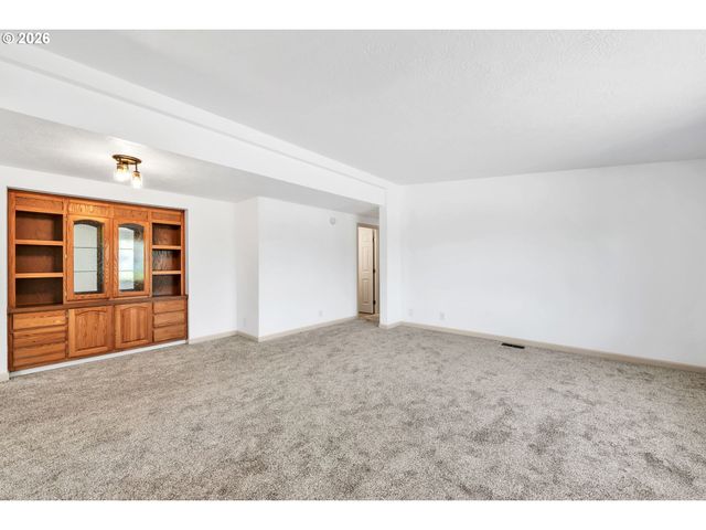 662 LOCHAVEN Ave, Springfield, OR 97477
