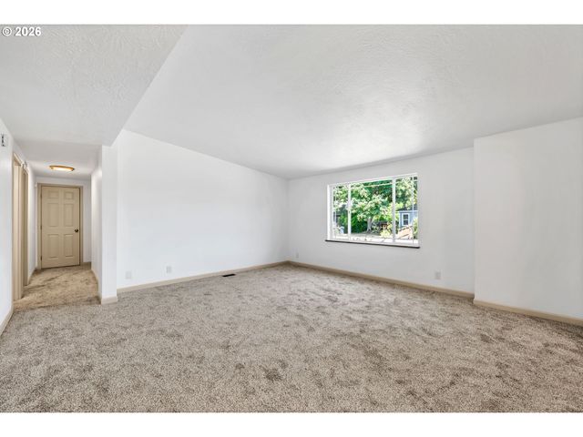 662 LOCHAVEN Ave, Springfield, OR 97477