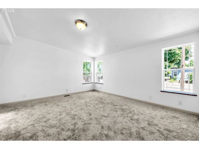 662 LOCHAVEN Ave, Springfield, OR 97477