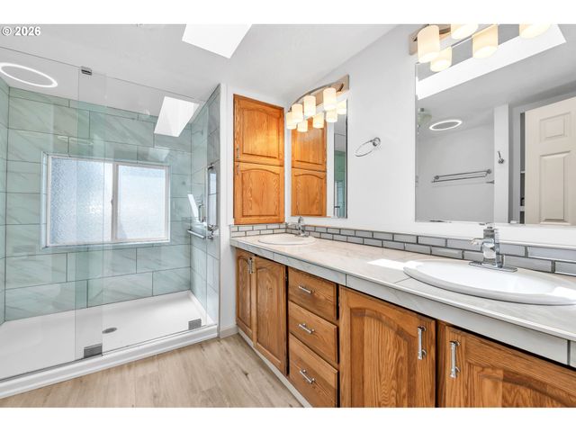 662 LOCHAVEN Ave, Springfield, OR 97477
