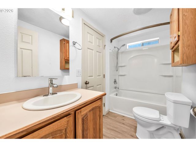 662 LOCHAVEN Ave, Springfield, OR 97477