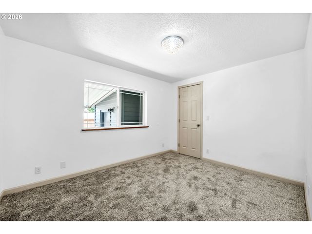 662 LOCHAVEN Ave, Springfield, OR 97477