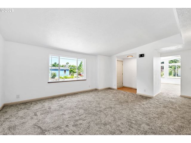 662 LOCHAVEN Ave, Springfield, OR 97477