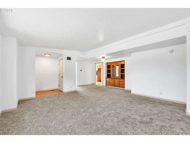662 LOCHAVEN Ave, Springfield, OR 97477
