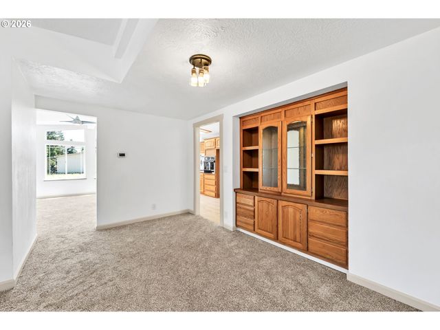 662 LOCHAVEN Ave, Springfield, OR 97477