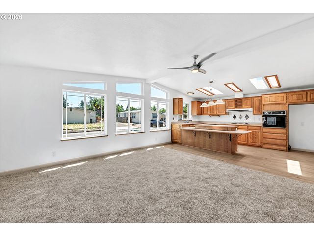 662 LOCHAVEN Ave, Springfield, OR 97477