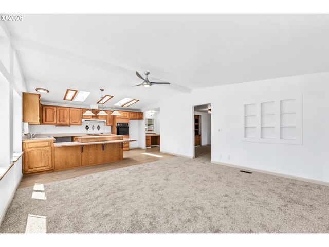 662 LOCHAVEN Ave, Springfield, OR 97477