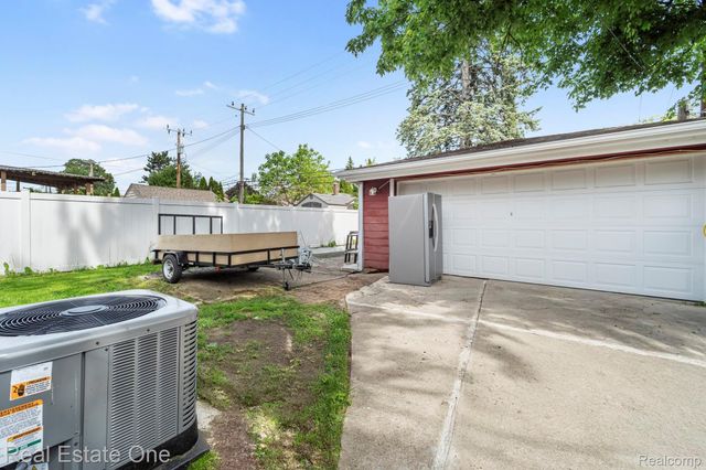 15274 Regina Avenue, Allen Park, MI 48101