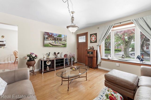 15274 Regina Avenue, Allen Park, MI 48101
