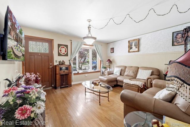 15274 Regina Avenue, Allen Park, MI 48101