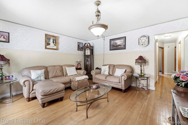 15274 Regina Avenue, Allen Park, MI 48101