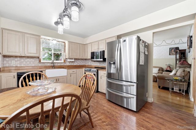 15274 Regina Avenue, Allen Park, MI 48101
